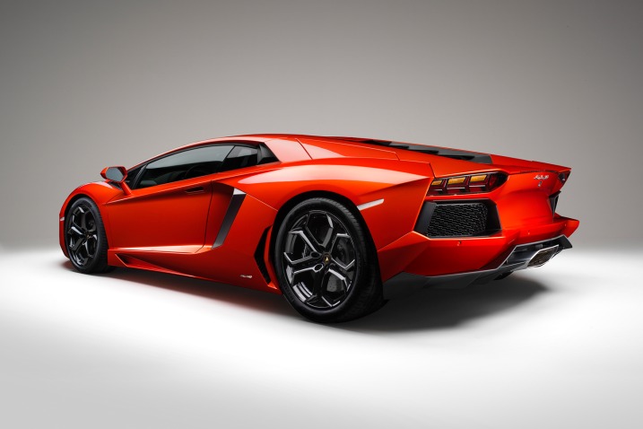 Ladies Gentlemen Meet the Lamborghini Aventador LP7004